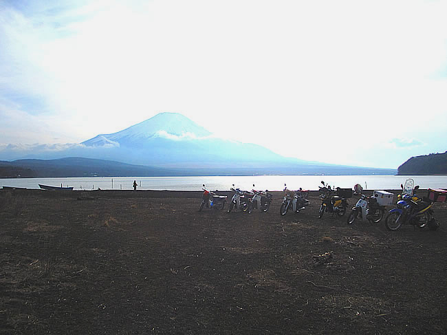 帰りに山中湖畔にて富士山見えました。
