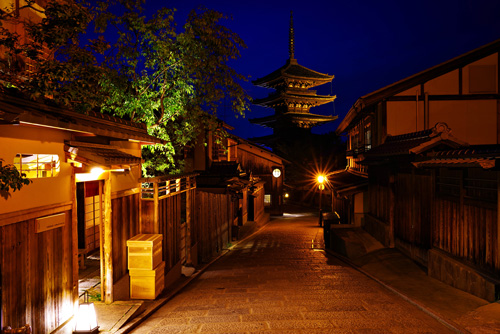 京都の夜景・八坂の塔
