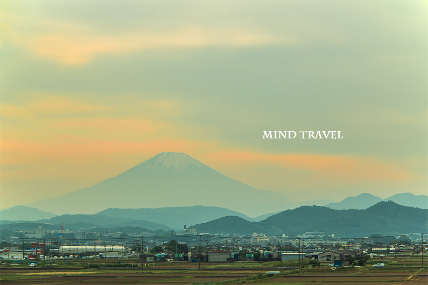 新幹線より富士山を望む