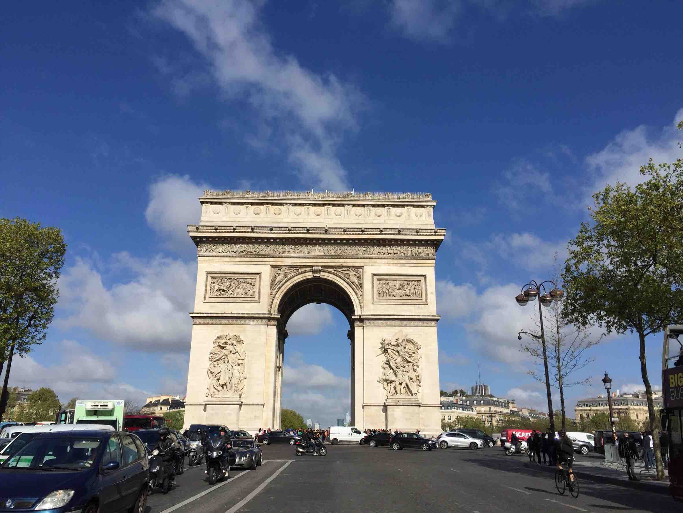 パリの凱旋門 登ってみた パリの展望を楽しむならエッフェル塔よりオススメ メロントマトの子連れパリ事典