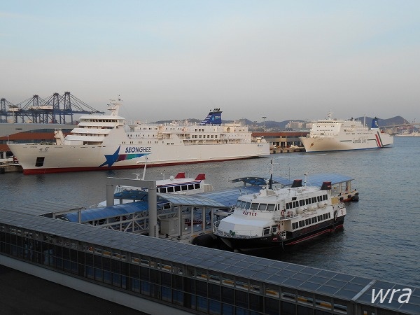 釜山港国際ターミナルに集う日韓国際旅客船